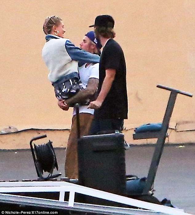 Justin Bieber κρατάει στα χέρια του την Hailey