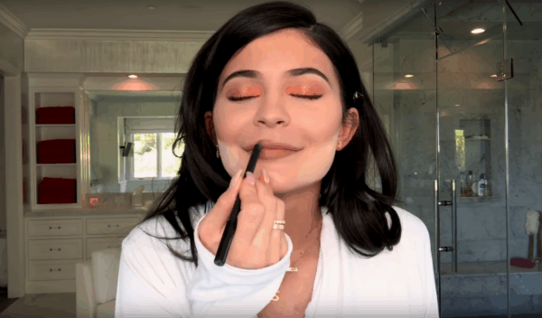 Η Kylie Jenner βάφεται με τα μάτια κλειστά και αποκαλύπτει τα μυστικά για το πώς κάνει τα χείλια, τα φρύδια και το contouring της!