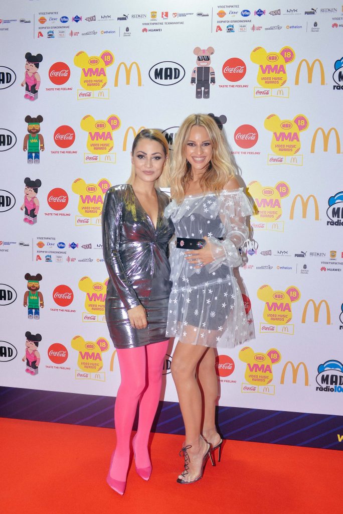 Δύο γυναίκες στο κόκκινο χαλί των MAD VMA 2018.