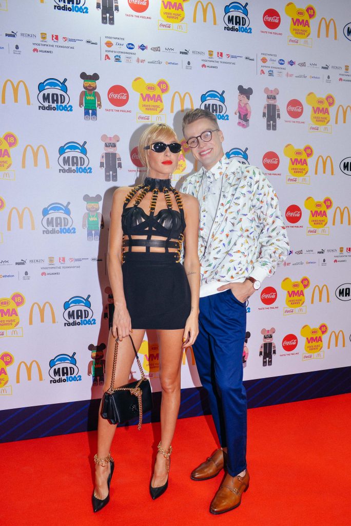 Δύο καλεσμένοι στο κόκκινο χαλί των Mad Video Music Awards 2018.