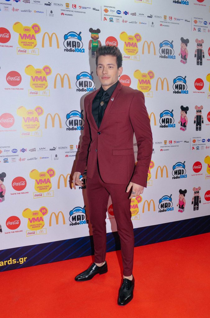 Καλλιτέχνης στο κόκκινο χαλί των MAD VMA 2018