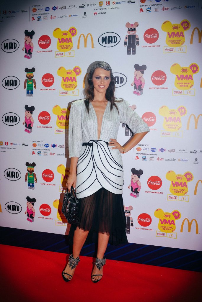 Γυναίκα καλλιτέχνης στο κόκκινο χαλί των MAD VMA 2018.