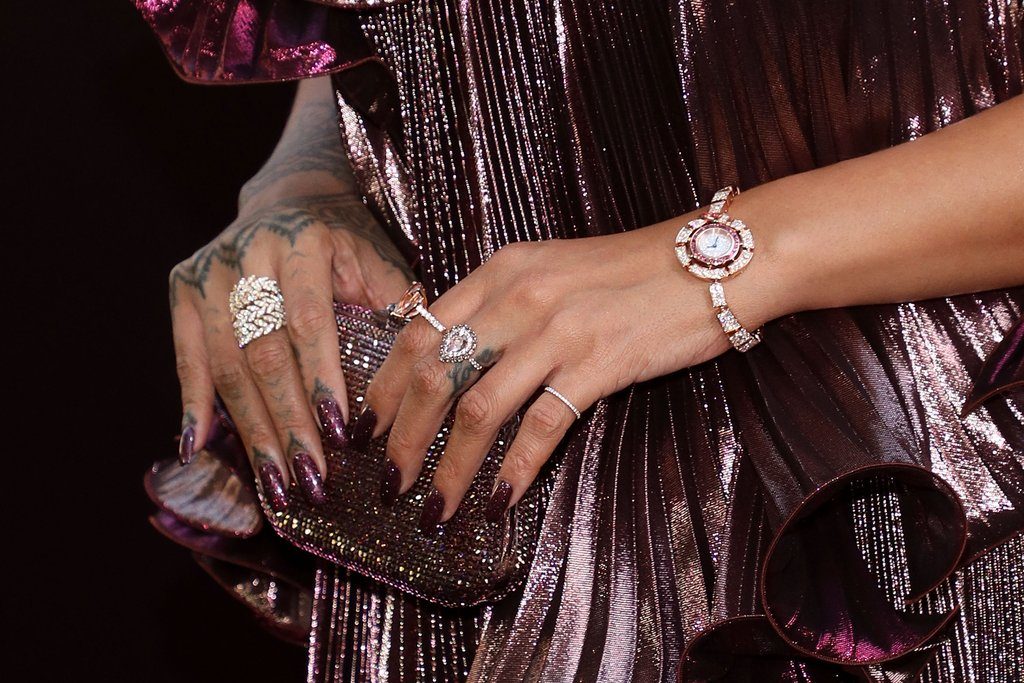 Η Rihanna με μεταλλικό waterfall effect φόρεμα