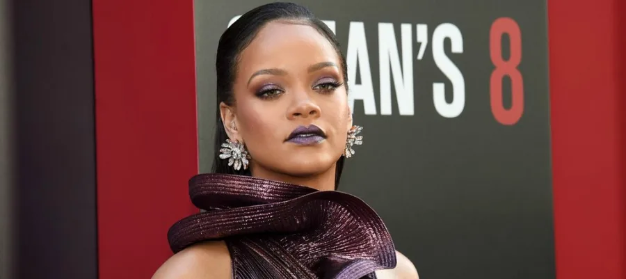 Η Rihanna με μεταλλικό waterfall effect φόρεμα