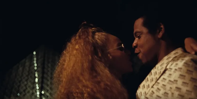 Η Beyonce και ο Jay-Z σε κοντινό πλάνο από το μουσικό βίντεο κλιπ τους.