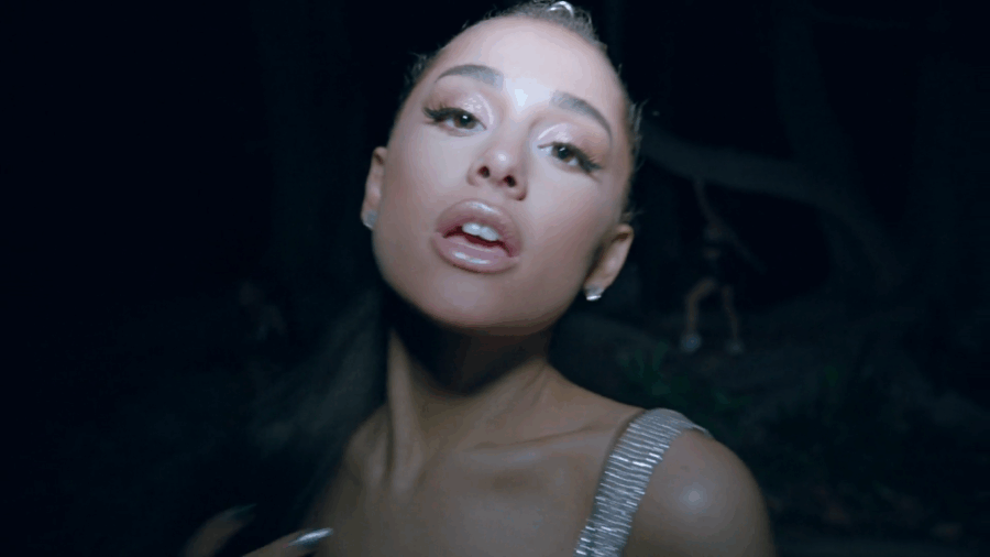 Η Ariana Grande σε κοντινό πλάνο από το μουσικό βίντεο The Light Is Coming.