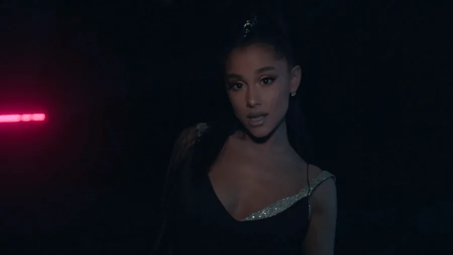 Η Ariana Grande σε σκοτεινό σκηνικό από το βίντεο κλιπ του The Light Is Coming.