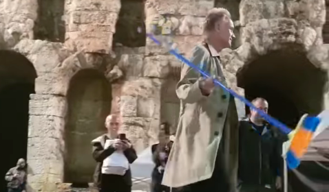 Απίστευτο: O Sting βγήκε στο Ηρώδειο με τη σκούπα στο χέρι μετά την καταιγίδα! (BINTEO)