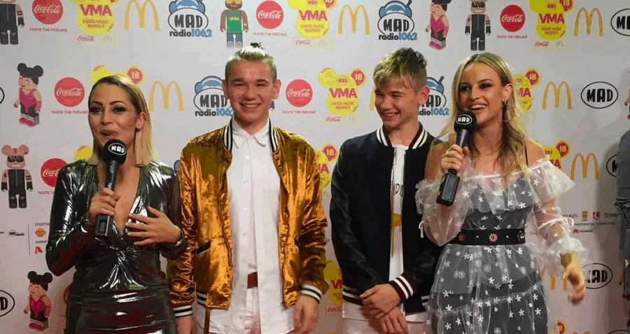 Τέσσερα άτομα στο κόκκινο χαλί των Mad Video Music Awards 2018.