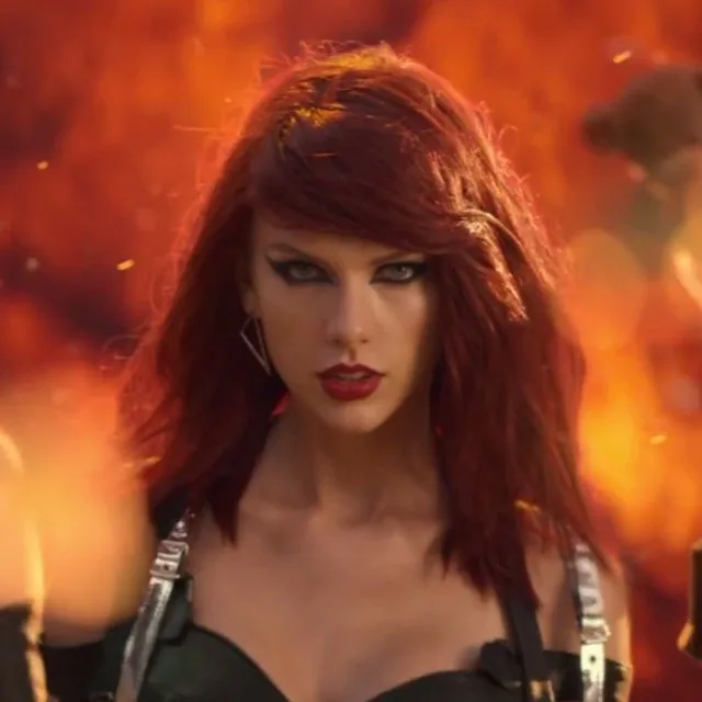 Η Taylor Swift με κόκκινα μαλλιά και έντονο μακιγιάζ στο videoclip Babe.