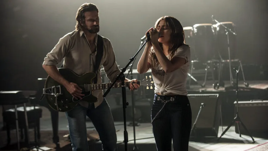 Η Lady Gaga και ο Bradley Cooper σε σκηνή από την ταινία A Star is Born.