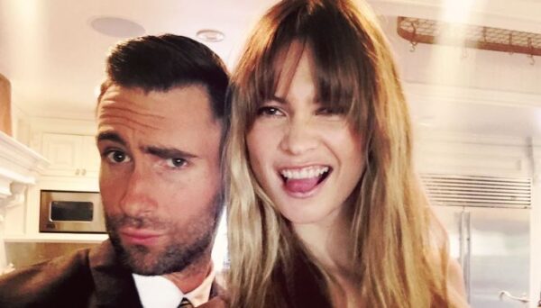 Η Behati Prinsloo ανέβασε για πρώτη φορά το πρόσωπο της κόρης της με τον Adam Levine! – Κοιμάται στην αγκαλιά του 😍