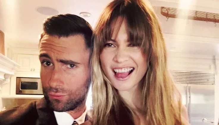 πρόσωπο της κόρης της με τον Adam Levine