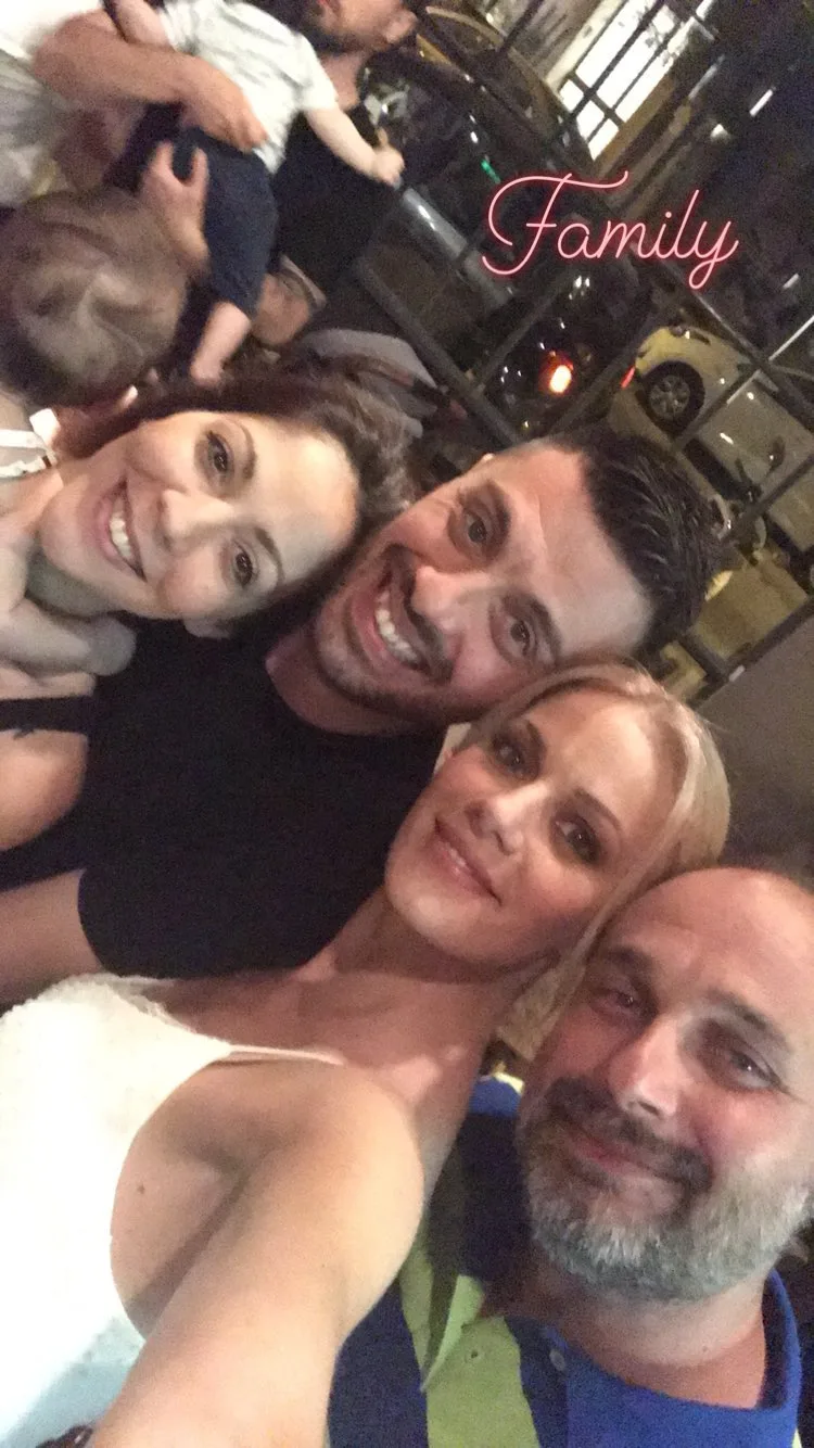 Η Ζέτα Μακρυπούλια σε selfie με τον αδερφό της και την οικογένειά τους.
