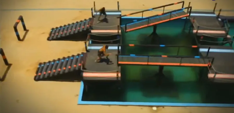 Στίβος μάχης στο Survivor με παίκτες σε εξέδρες πάνω από νερό.