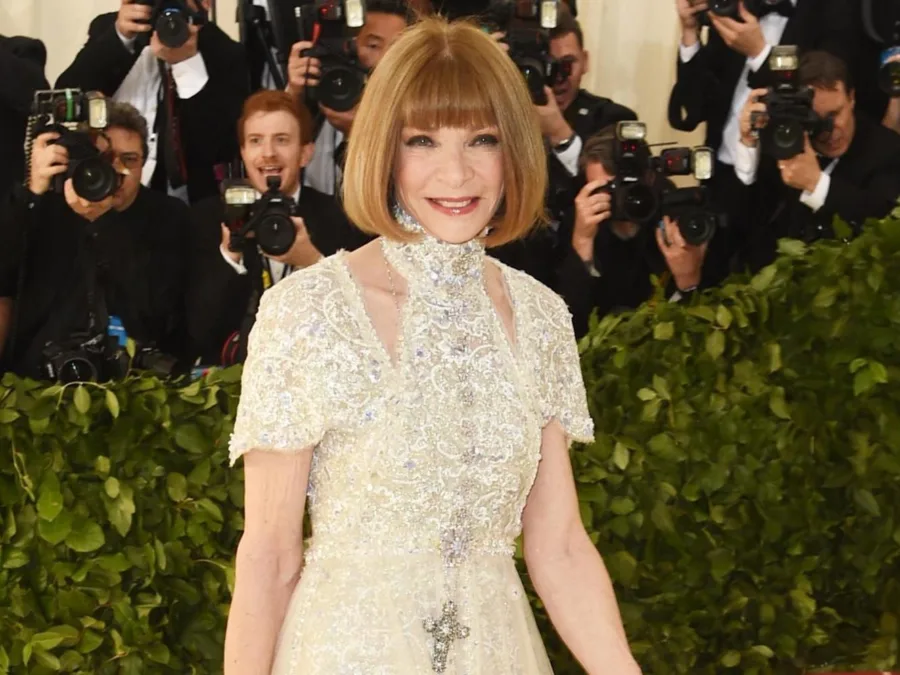Η Anna Wintour στο κόκκινο χαλί του Met Gala.
