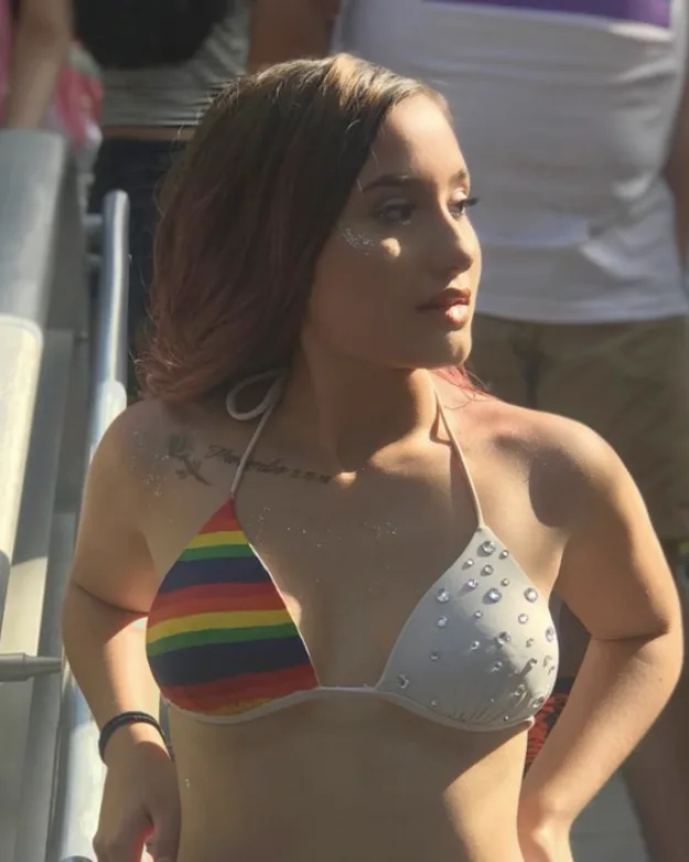 Αυτή η κοπέλα είναι ίδια η Ariana Grande και η Demi Lovato