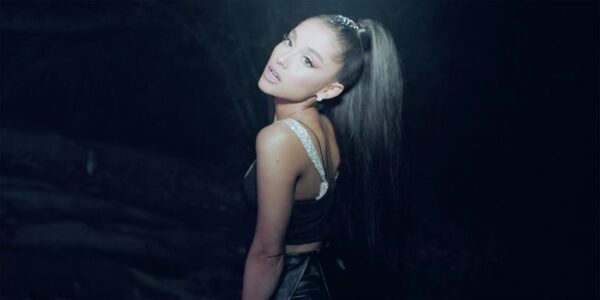 Η Ariana Grande αποκάλυψε πόσο “μεγάλος” είναι ο Pete Davidson και το ζήσαμε και αυτό…