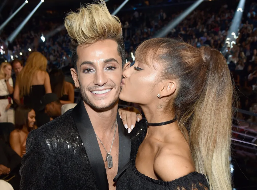 Η Ariana Grande φιλάει στο μάγουλο τον Frankie Grande σε εκδήλωση.