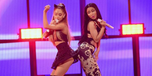 Η Ariana Grande ερμηνεύει live για πρώτη φορά το νέο της τραγούδι με την Nicki Minaj “The Light Is Coming”