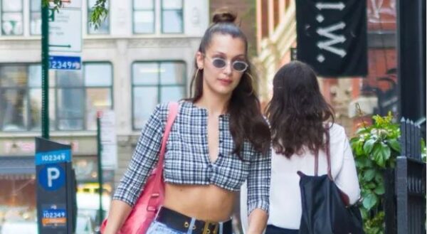 Η Bella Hadid είχε ένα sexy ατύχημα: Το στήθος της αποκαλύφθηκε κάτω από το crop top της!