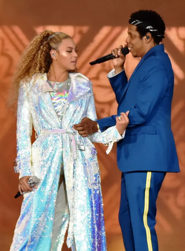 Η Beyonce και ο Jay-Z στη σκηνή κατά τη διάρκεια της περιοδείας On the Run II.