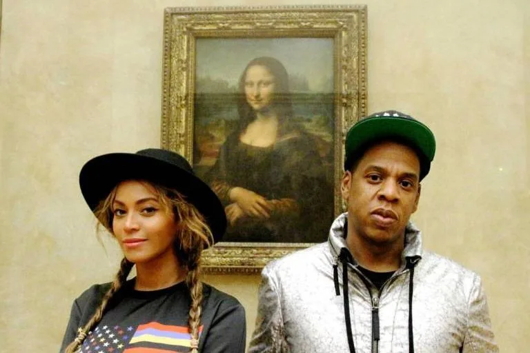 Η Beyonce και ο Jay-Z μπροστά από τον πίνακα της Μόνα Λίζα στο Λούβρο.
