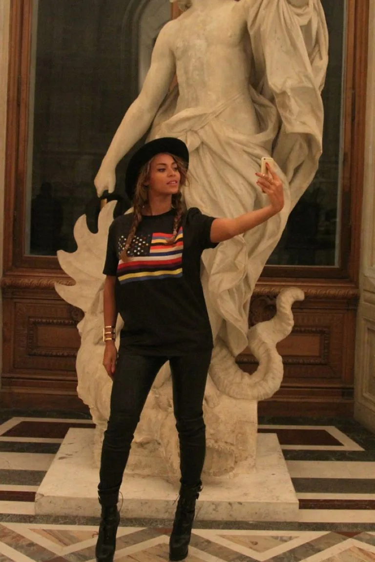 Η Beyonce βγάζει selfie μπροστά από άγαλμα στο Λούβρο.