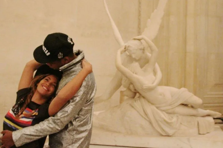 Η Beyonce και ο Jay-Z αγκαλιάζονται μπροστά από το άγαλμα «Έρως και Ψυχή» στο Μουσείο του Λούβρου.