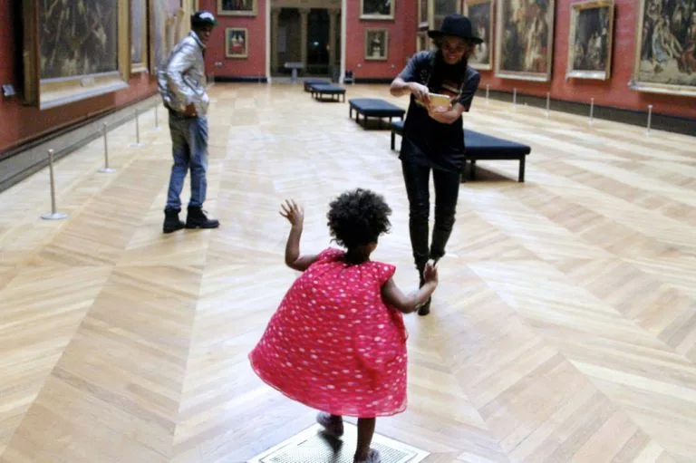 Η Beyonce και ο Jay-Z με την κόρη τους Blue Ivy στο Μουσείο του Λούβρου.