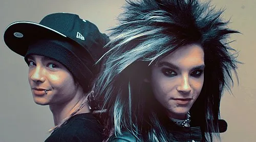 Τα αδέρφια από τους Tokio Hotel, Bill και Tom Kaulitz, ποζάρουν με το χαρακτηριστικό τους στυλ, δείχνοντας πώς είναι σήμερα.