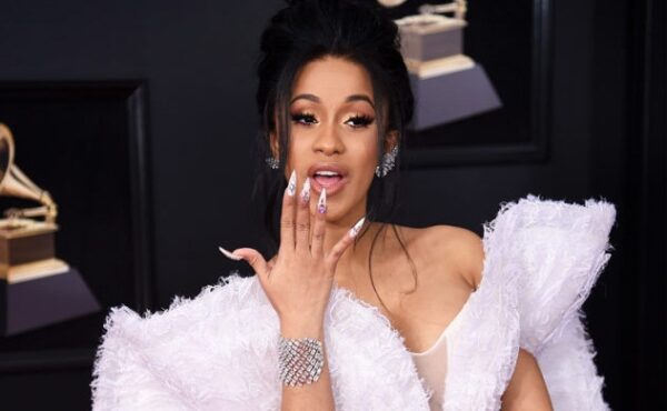 Η Cardi B έκανε τα μαλλιά της… ουράνιο τόξο! 🌈