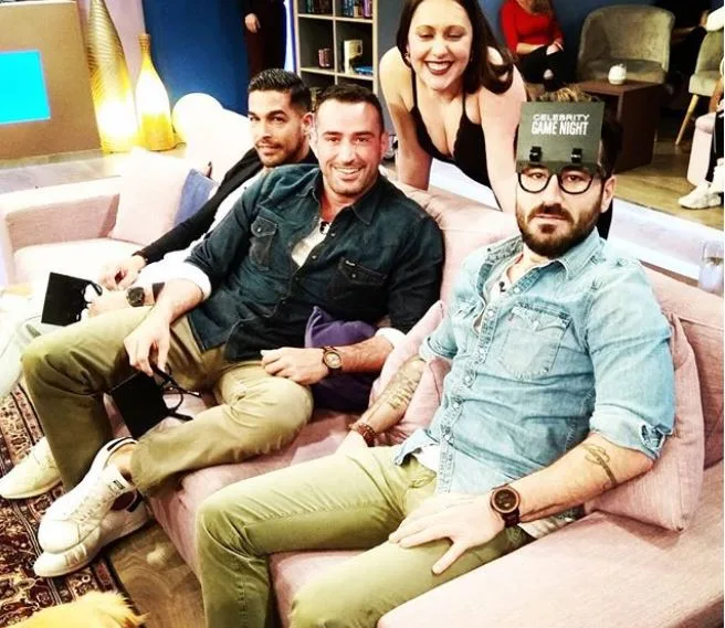 Η Κατερίνα από το Game of Love με τρεις άνδρες σε πλατό εκπομπής.