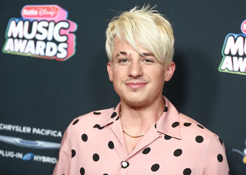 Ο Charlie Puth γίνεται ξανθός