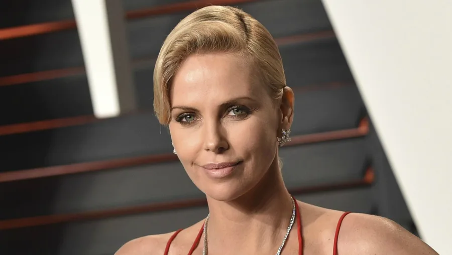 Η Charlize Theron σε επίσημη εμφάνιση με κόκκινο φόρεμα.
