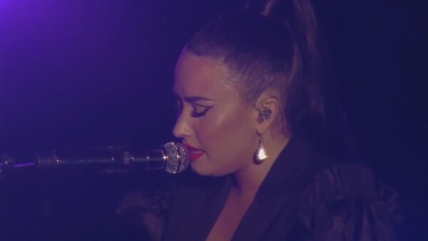 Η Demi Lovato λυγίζει καθώς τραγουδά live για πρώτη φορά το “Sober” που μιλάει για τον εθισμό της στο αλκοόλ
