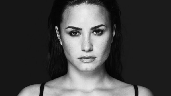 Η Demi Lovato αποκαλύπτει πως έχει εθιστεί ξανά στο αλκοόλ στο νέο της τραγούδι “Sober”