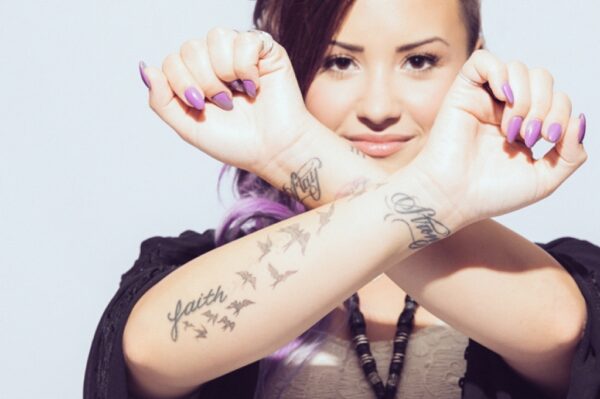 Η Demi Lovato αποκαλύπτει το νέο τατουάζ της, το οποίο την απελευθερώνει από τον εθισμό της στο αλκοόλ και τις ουσίες