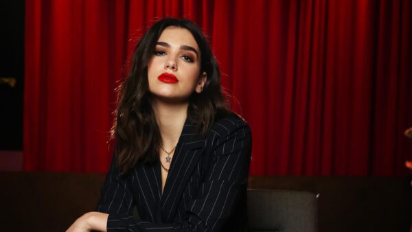 Δες την πολύ αποκαλυπτική εμφάνιση της Dua Lipa με ένα φόρεμα με το πιο ψηλό σκίσιμο ever