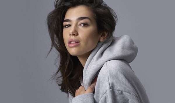 Η Dua Lipa έκανε μια πολύ edgy 90s εμφάνιση (χωρίς σουτιέν)