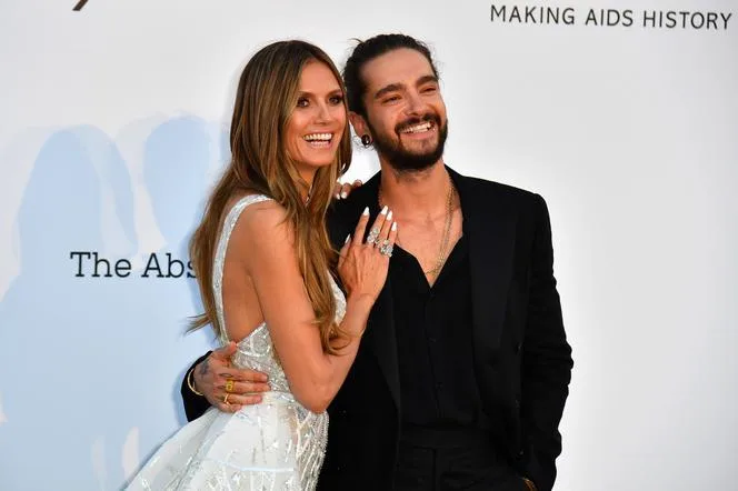 Η Heidi Klum και ο Tom Kaulitz ποζάρουν χαμογελαστοί σε επίσημη εκδήλωση.