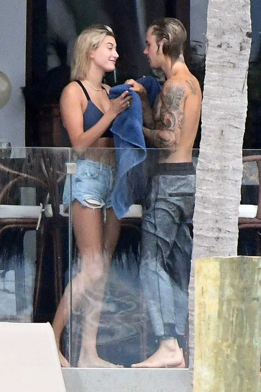 Ο Justin Bieber και η Hailey Baldwin σε μπαλκόνι
