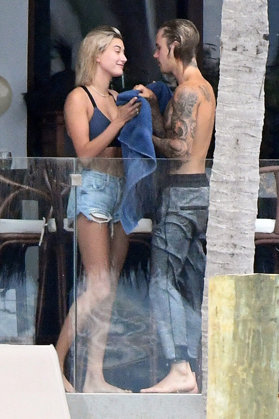 Ο Justin Bieber και η Hailey Baldwin σε μπαλκόνι