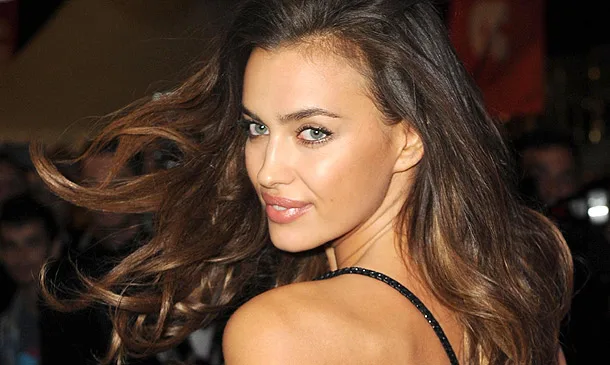 Η Irina Shayk με μακριά καστανά μαλλιά σε κοσμική εκδήλωση.