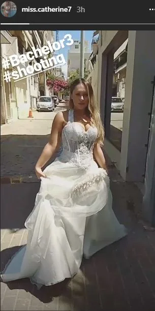 Η Κατερίνα από το Game of Love με νυφικό σε εξωτερικό χώρο.