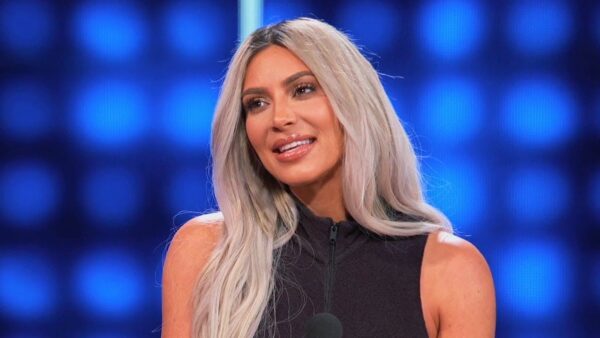 Kardashians και Wests πήγαν στην εκπομπή Family Fued και η Kim αποκάλυψε πόσο πιο sexy πιστεύει ότι είναι σε σύγκριση με τους συνεργάτες της