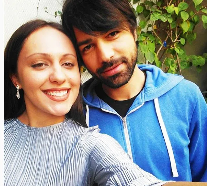 Η Κατερίνα από το Game of Love σε selfie με έναν άνδρα.