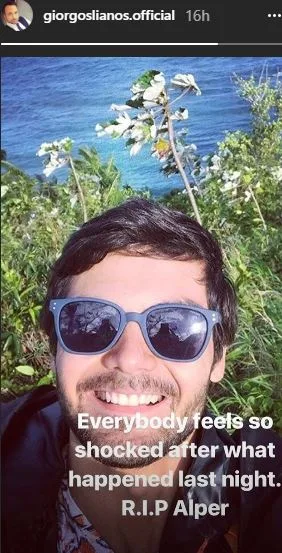 Ο εικονολήπτης Alper Baycin σε selfie με φόντο τη θάλασσα και βλάστηση.