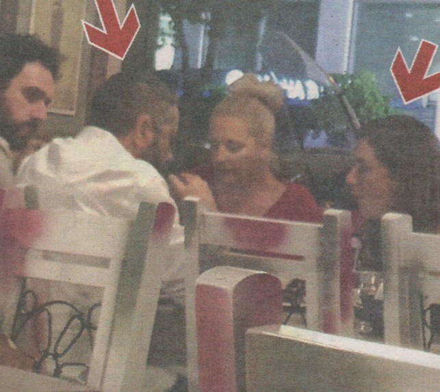 Η Βάσω Λασκαράκη σε έξοδο με παρέα σε εστιατόριο.