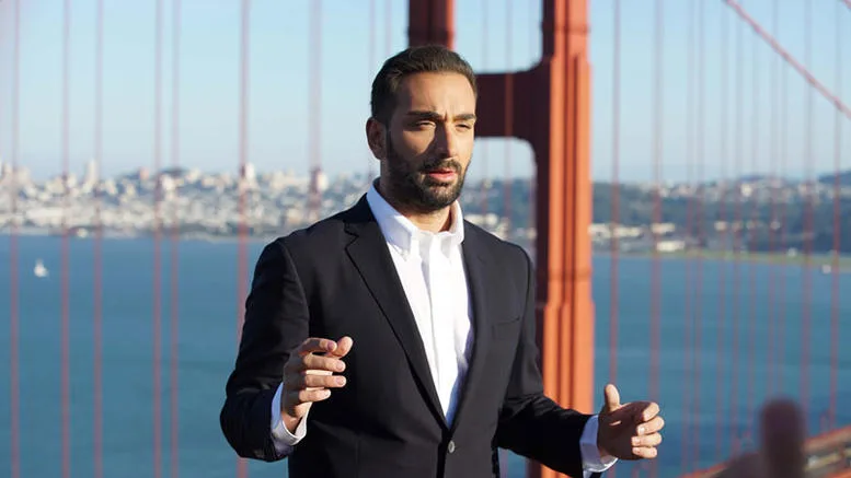 Άνδρας με κοστούμι μπροστά από τη γέφυρα Golden Gate στο Σαν Φρανσίσκο.